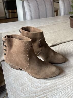 New Vince Camuto Cinza Ankle Boots Womens 6M Brown Suede Tan Booties Metal Studs
